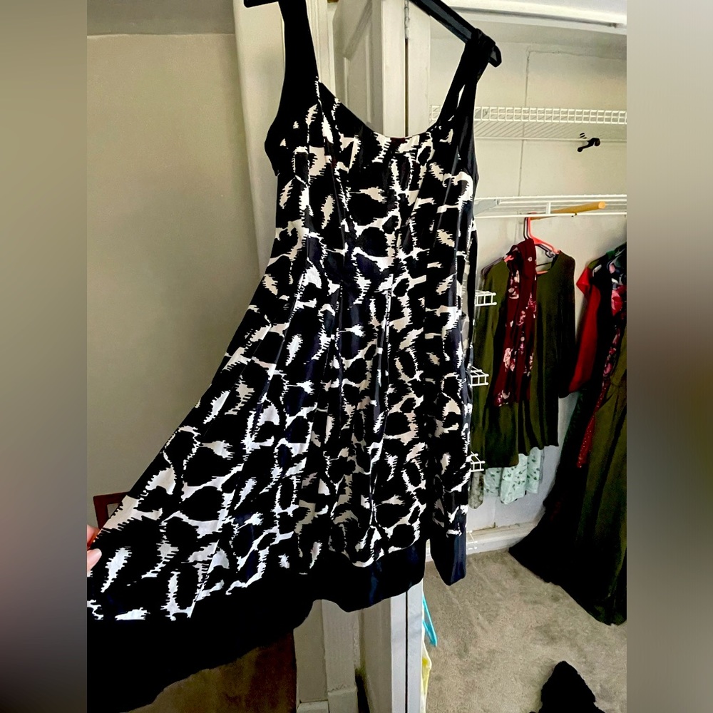 MAGGY LONDON black and white summer spring dress with side zipper and POCKETS